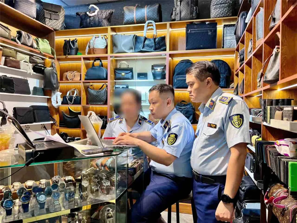 TP.HCM siết mạnh hàng giả ở chợ Bến Thành, Saigon Square